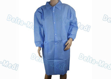 El visitante disponible azul de SMS cubre, vestido disponible estático anti del laboratorio con el cuello de punto/gira el collar abajo